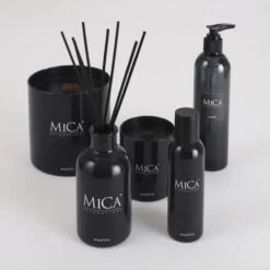 MICA Geurkaars Glas Zwart Ø 12 Cm - Wood Fire -Thuis Versieren Winkel mica geurkaars wood fire 1643290388 1 600